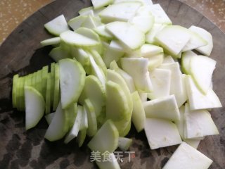 咸肉烧蒲瓜的做法步骤：2