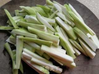 牛肉丝瓜鸭蛋汤的做法步骤：1
