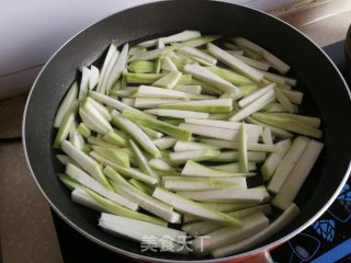 牛肉丝瓜鸭蛋汤的做法步骤：3
