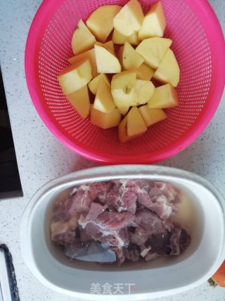 土豆炖牛肉的做法步骤：2
