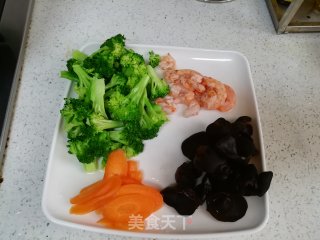 西蓝花炒时蔬的做法步骤：1