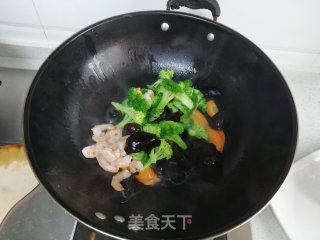 西蓝花炒时蔬的做法步骤：4