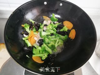 西蓝花炒时蔬的做法步骤：5