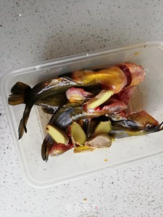 昂刺鱼萝卜丝汤的做法步骤：1