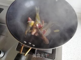 昂刺鱼萝卜丝汤的做法步骤：3