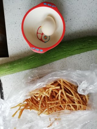 麻油馓子丝瓜汤的做法步骤：1