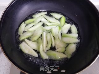 麻油馓子丝瓜汤的做法步骤：3