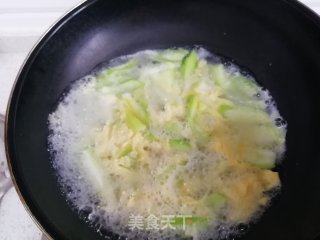 麻油馓子丝瓜汤的做法步骤：4