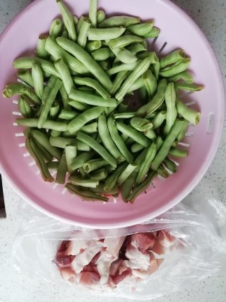 四季豆烧肉的做法步骤：1