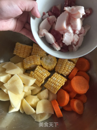 玉米炖猪肉汤的做法步骤：1