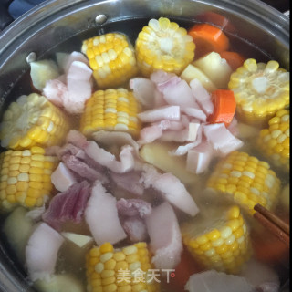 玉米炖猪肉汤的做法步骤：3