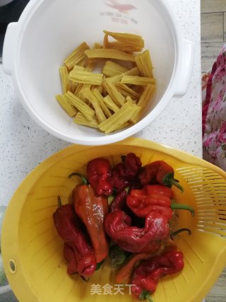 腐竹炒青红椒的做法步骤：1