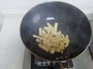 腐竹炒青红椒的做法步骤：3