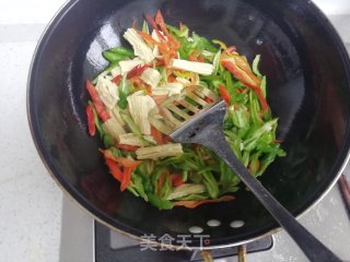 腐竹炒青红椒的做法步骤：4