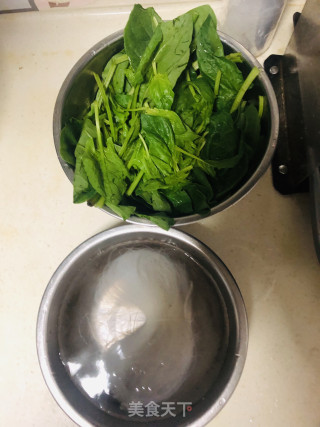 凉拌菠菜粉丝的做法步骤：1