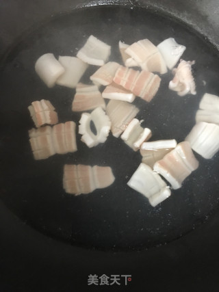 青椒杏鲍菇炒鱿鱼的做法步骤：2