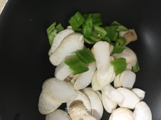 青椒杏鲍菇炒鱿鱼的做法步骤：3