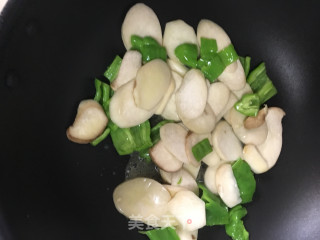 青椒杏鲍菇炒鱿鱼的做法步骤：4