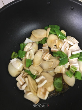 青椒杏鲍菇炒鱿鱼的做法步骤：6