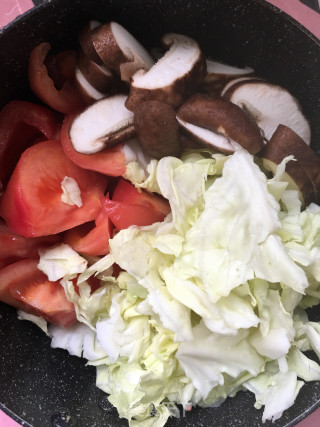 西红柿香菇包菜鱼圆汤的做法步骤：1