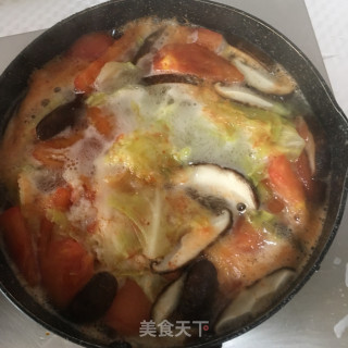 西红柿香菇包菜鱼圆汤的做法步骤：2