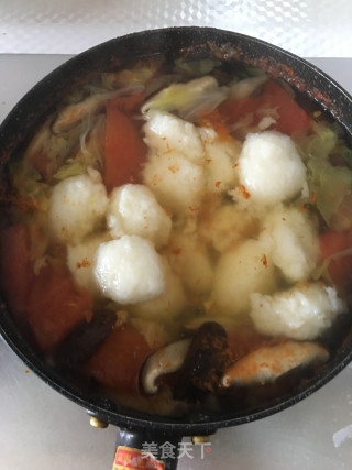 西红柿香菇包菜鱼圆汤的做法步骤：3