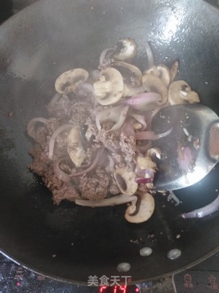 中西合璧：咖喱牛肉酱拌饭的做法步骤：8