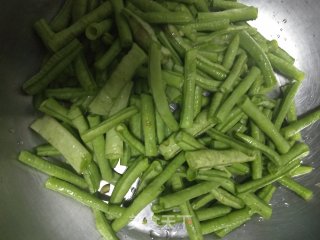 豆角炒肉的做法步骤：1