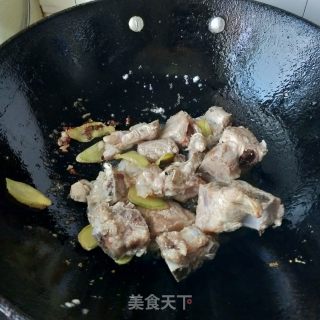 红烧排骨米粉的做法步骤：1