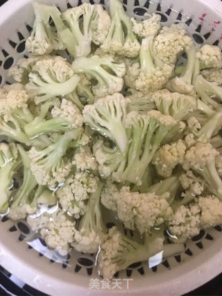 花菜炒烟熏肉的做法步骤：1