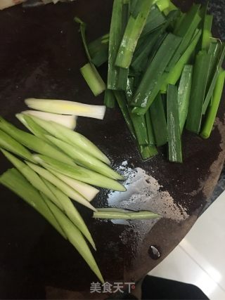花菜炒烟熏肉的做法步骤：2