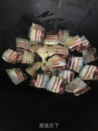 花菜炒烟熏肉的做法步骤：5