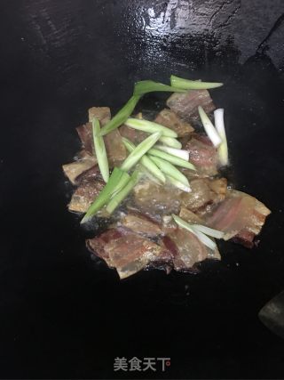 花菜炒烟熏肉的做法步骤：6