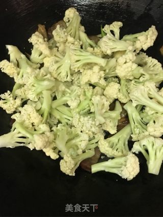 花菜炒烟熏肉的做法步骤：7
