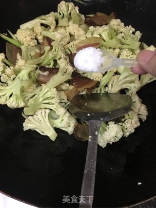 花菜炒烟熏肉的做法步骤：8
