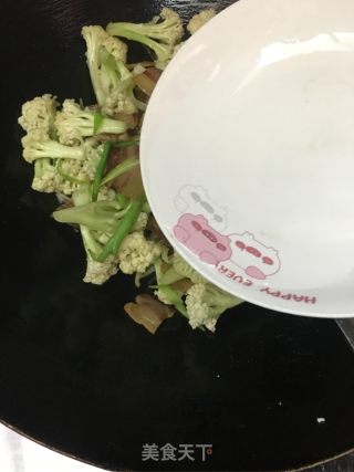 花菜炒烟熏肉的做法步骤：9