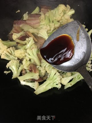 花菜炒烟熏肉的做法步骤：10