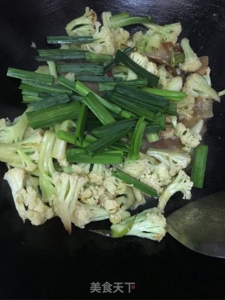 花菜炒烟熏肉的做法步骤：11