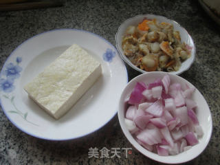 洋葱扇贝肉炒老豆腐的做法步骤：1