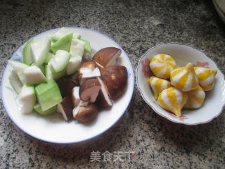 香菇鱼籽包炒蒲瓜的做法步骤：1