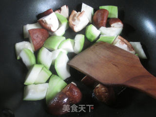 香菇鱼籽包炒蒲瓜的做法步骤：2