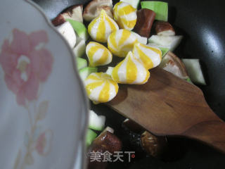 香菇鱼籽包炒蒲瓜的做法步骤：3