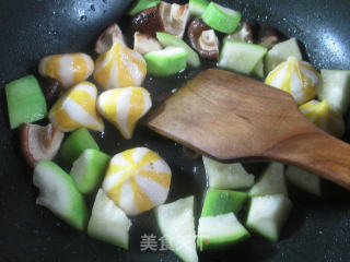 香菇鱼籽包炒蒲瓜的做法步骤：6