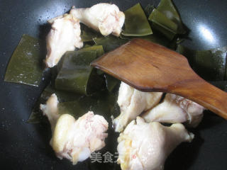 海带烧鸡翅根的做法步骤：2