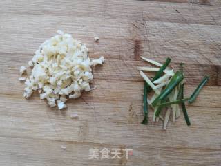 香辣鸡翅的做法步骤：1
