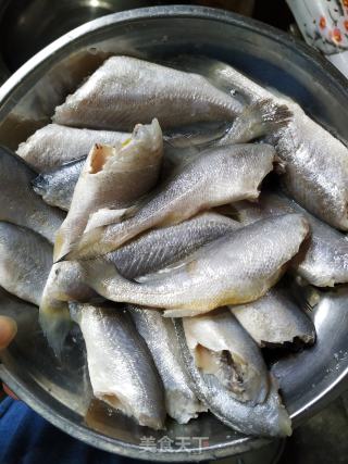 酥香黄花鱼的做法步骤：1
