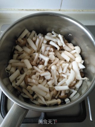 肉丸菌菇汤的做法步骤：2