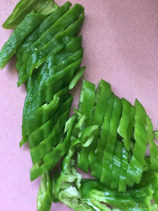 青椒厚千张炒肉丝的做法步骤：2