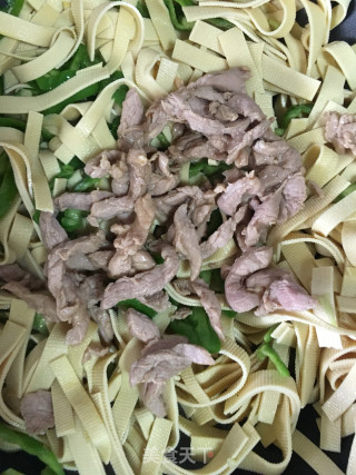青椒厚千张炒肉丝的做法步骤：4