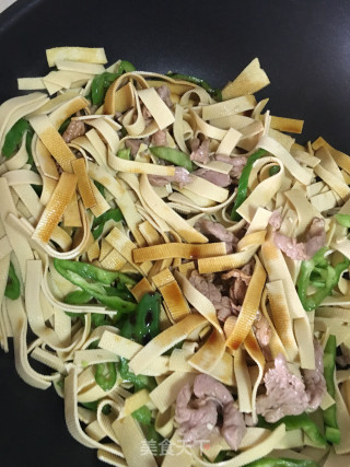 青椒厚千张炒肉丝的做法步骤：5